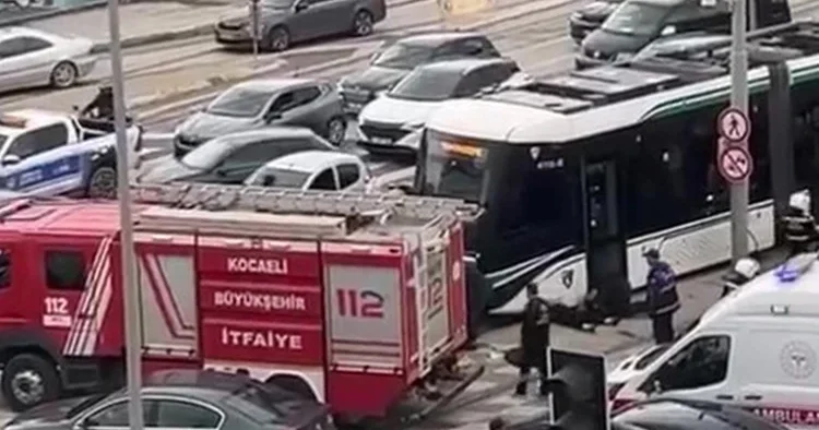 Tramvay yayalara çarptı: 1 ölü, 1 yaralı