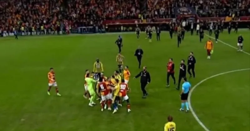 Galatasaray Fenerbahçe derbisi biter bitmez ortalık karıştı! Futbolcular birbirine girdi Sözcü Gazetesi