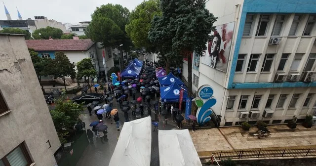 Başkan Doğan ın destekçileri sağanak yağışa aldırmadı Belediye önünde toplanan vatandaşlar, Başkan Şeniz Doğan a destek verdi Denizli Haberleri Habertürk Yerel Haberler