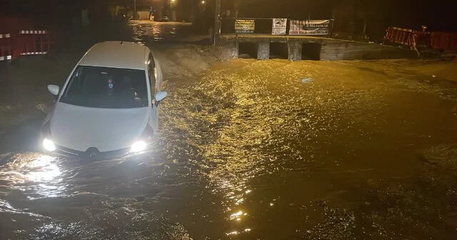 Muğla da yağış nedeniyle yol çöktü, çukura düşen araç yolda mahsur kaldı Muğla Haberleri Habertürk Yerel Haberler