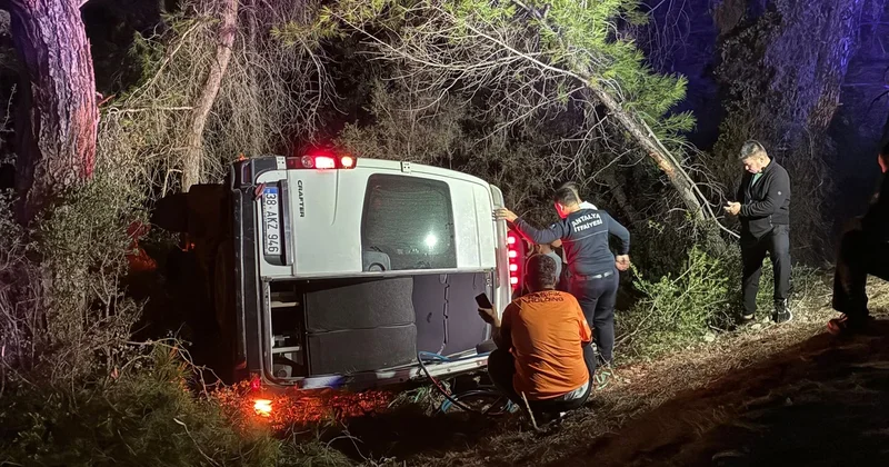 Antalya Kumluca da dağcıları taşıyan minibüs şarampole devrilince 15 kişi yaralandı