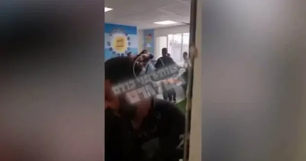 İsrail sandık başında birbirine girdi! Oy merkezindeki kavga kamerada