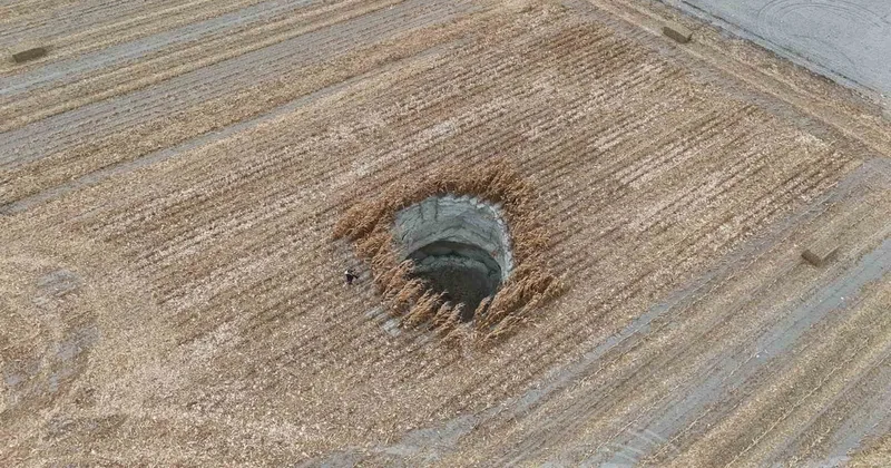 Hasat sırasında ortaya çıktı: Konya da tarlada 10 metre çaplı obruk