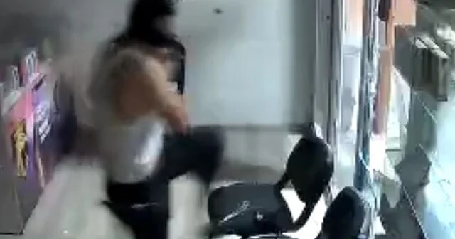 Beze sardığı kaldırım taşıyla telefoncu ve bankanın camını kırıp hırsızlık yapan şüpheli yakalandı; o anlar kamerada Hatay Son Dakika Haberleri Habertürk Yerel Haberler