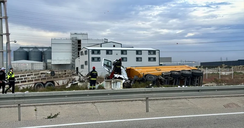 Tır kamyona arkadan çarptı: 1 can kaybı, 3 yaralı
