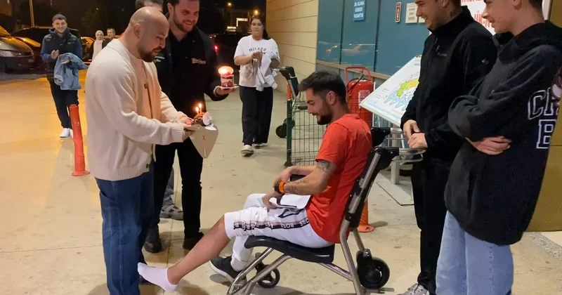 Kazada yaralanan sürücüye hastanede doğum günü sürprizi
