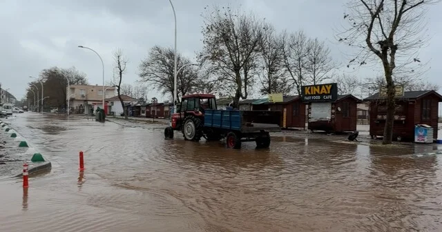 Karacabey de yollar göle döndü, denize çıkamayanlar evlerinin önünden balık tuttu Bursa Haberleri Habertürk Yerel Haberler
