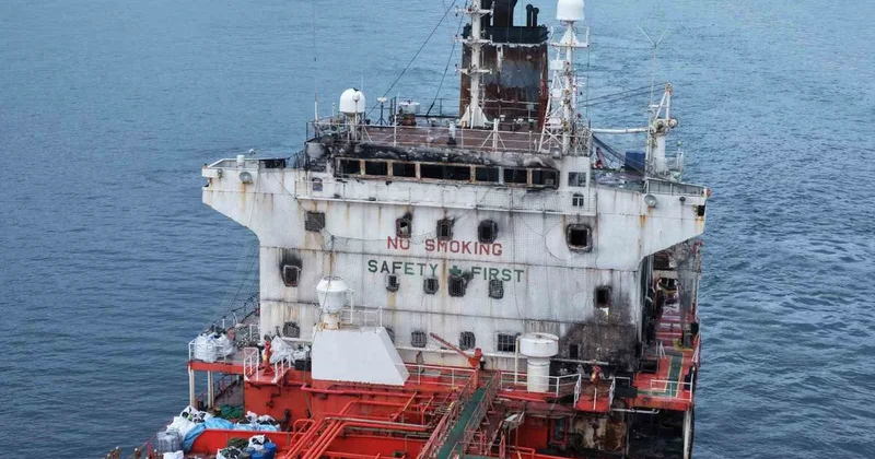 Dronla hasar alan Golden Sapling in Boğaz geçişi gemi trafiğini çift yönlü durdurdu
