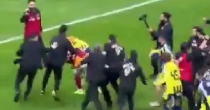 Galatasaray Fenerbahçe derbisi sonrası saha karıştı! Abdülkerim Bardakcı ile Archie Brown birbirine girdi Son Haberler