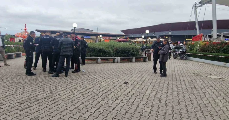 İzmit te Outlet Center AVM de silahı ateş alan şahıs hastaneye kaldırıldı