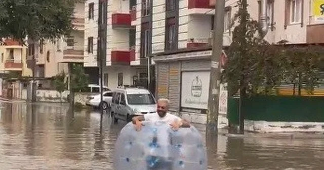 Tarsus ta sağanak yağış hayatı olumsuz etkiledi: Yollar ve site bahçeleri su altında kaldı Muhtar öğrenciyi kucağında taşıdı Mersin Son Dakika Haberleri Habertürk Yerel Haberler