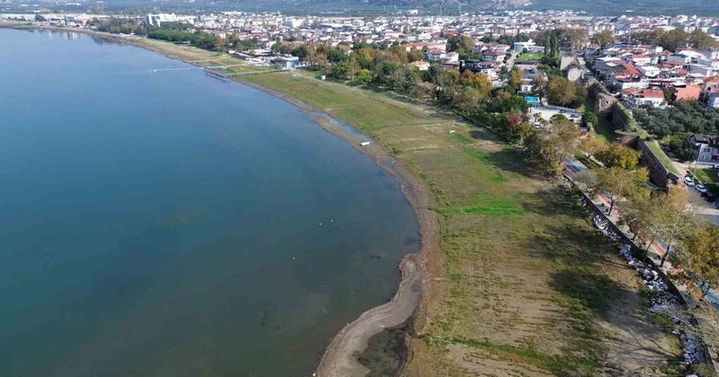 Yağışlar barajları doldurdu, İznik Gölü nün suyu ise azalıyor: Göl tabanında çatlak söylentisi