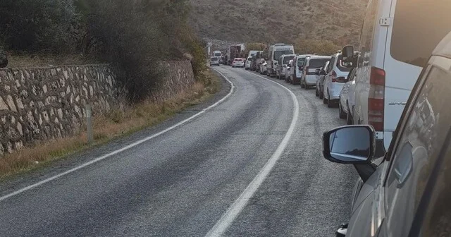 Kontrollü patlatmalar uzun araç kuyruklarına neden oluyor Adıyaman Haber Habertürk Yerel Haberler