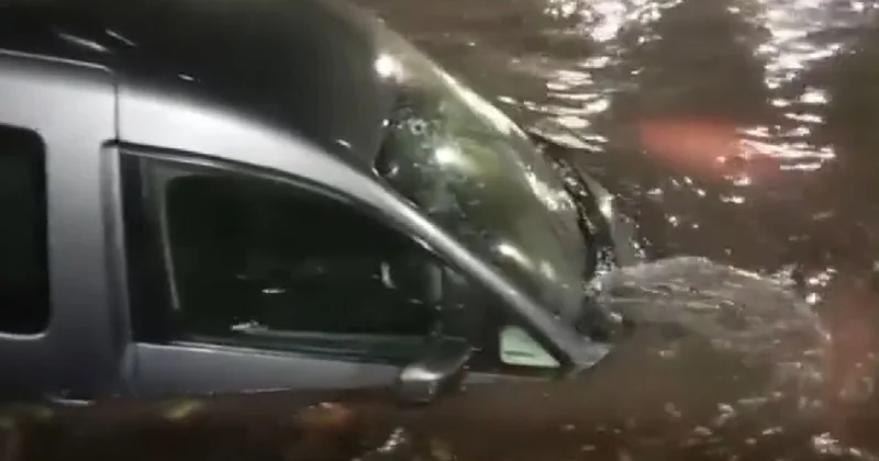 İstanbul da şiddetli sağanak! 2 ilçede yollar göle döndü, baba ile kızı son anda kurtarıldı