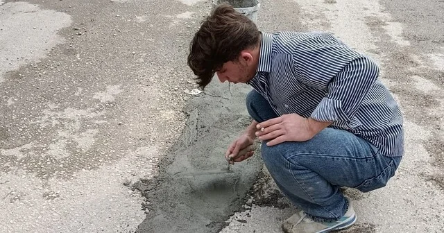 Çukurlu yolu vatandaşlar beton dökerek düzeltmeye çalıştı Adıyaman Haberleri Habertürk Yerel Haberler