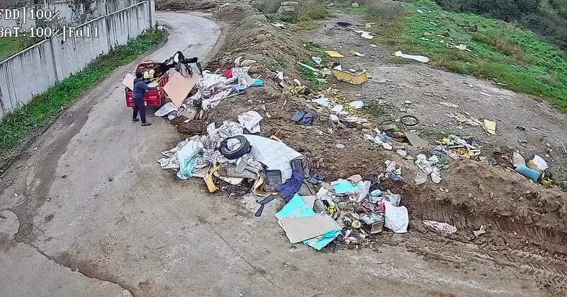 Düzce de çevreyi kirleten şahsa suçüstü! Zabıta kameradan tespit etti, ceza kesildi