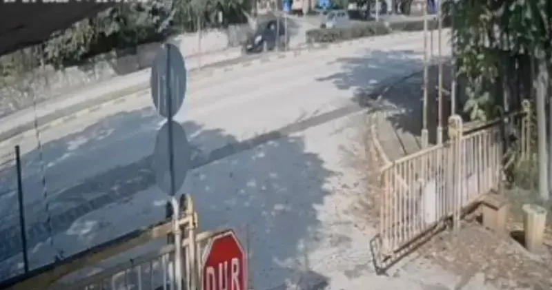Yaya geçidinde otomobilin çarptığı elektrikli bisikletin sürücüsü öldü