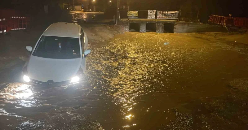 Menteşe de yağmurun ardından yol çöktü, çukura giren otomobil suda mahsur kaldı