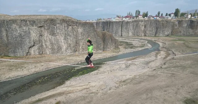 120 metre genişliğinde 60 metre derinliğindeki kanyonda halat üzerinde yürüyüş Ağrı Son Dakika Haberleri Habertürk Yerel Haberler