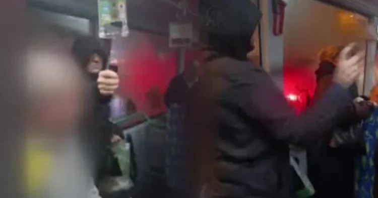 Kadıköy de İETT otobüsünde panik: Kadına vurdu, yolculara biber gazı sıkıp kaçtı
