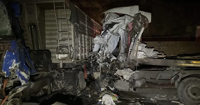 Elazığ da 3 tır çarpıştı! Ortalık savaş alanına döndü: 1 ölü