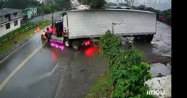 Kolombiya daki feci kazada tıra çarpan motosikletteki aile yola savruldu