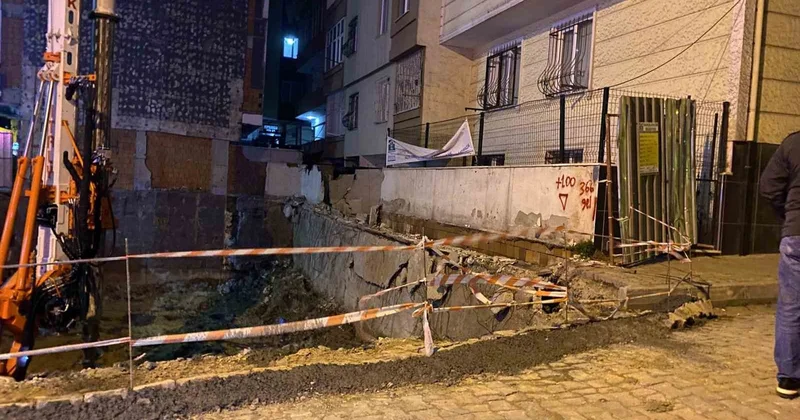 İstanbul Bahçelievler de istinat duvarı yıkılınca iki binada 20 daire tahliye edildi