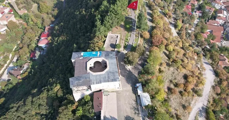 9 asırlık Yağıbasan Medresesi’nin hasarlı çatısında brandalı önlem alındı