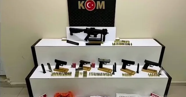 Balıkesir de silahlı saldırılarda 13 şüpheli tutuklandı Edremit te 1 kişinin öldüğü, 3 kişinin yaralandığı iki ayrı silahlı saldırıyla ilgili gözaltına alınan 15 şüpheliden 13 ü tutuklandı. Balıkesir Haberleri Habertürk Yerel Haberler