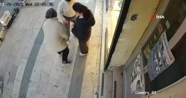 Gözü dönmüş adam eşini öldürmek üzere saldırdı! Esnaf kadını kurtardı