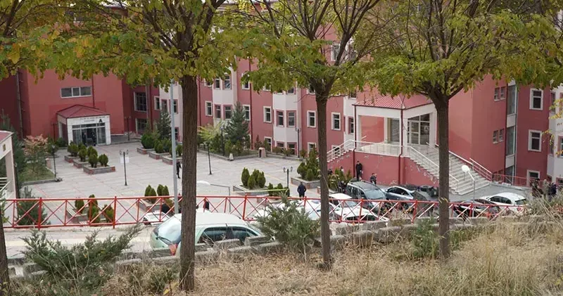 Üniversitede kadın memuru rehin alan şüpheli, susma hakkını kullandı