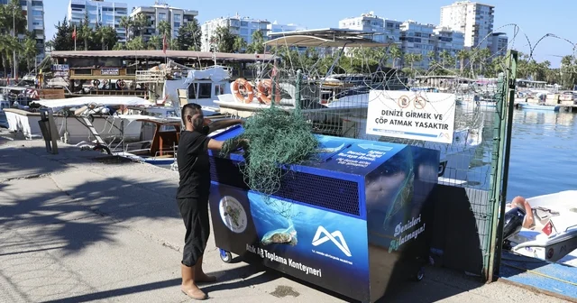 Mersin de balıkçı ağları geri dönüşüme kazandırılıyor Mersin Büyükşehir Belediyesince başlatılan Denizleri Ağlatmayın projesi kapsamında toplanan ağlar geri dönüştürülerek balıkçılara yeni malzeme olarak geri verilecek Mersin Haberleri