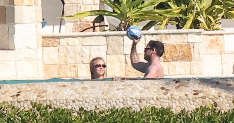 Sydney Sweeney in sevgilisiyle havuz keyfi magazin haberleri