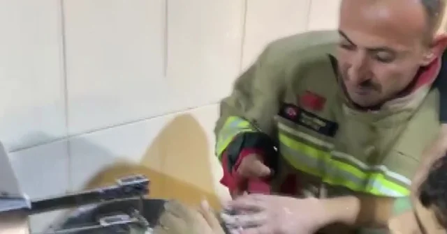 Hamur karıştırma makinesine elini sıkıştıran çocuğu itfaiye kurtardı Hatay Haberleri