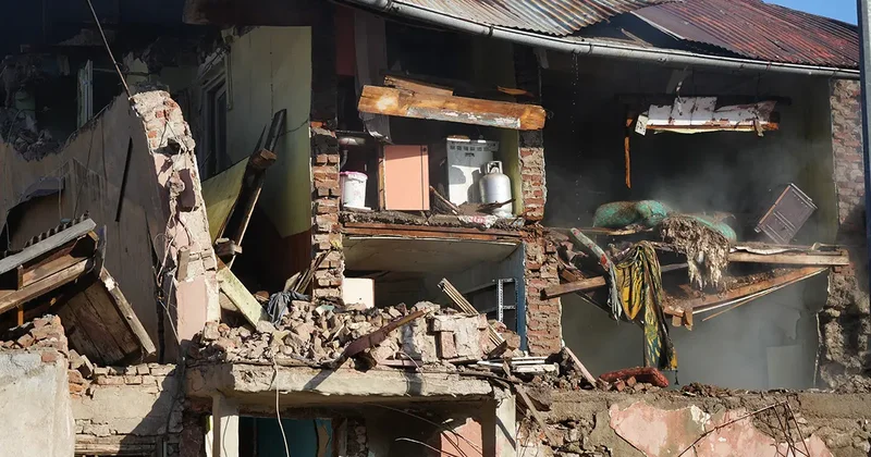 Erzurum da korkunç doğal gaz patlaması! 2 ev yıkıldı