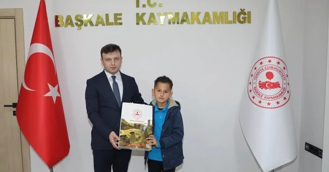 Başkale Kaymakamı Erdoğan, en çok kitap okuyan öğrencileri ödüllendirdi Van Haberleri