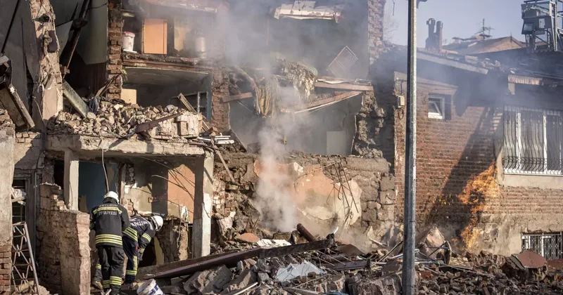 Son Dakika: Erzurum da doğalgaz patlaması! İki katlı ev çöktü