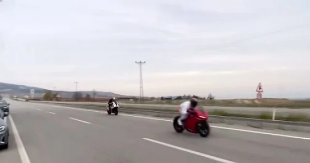 Saatte 200 kilometre hızı geçen motosikletlerin caddede yaptığı yarış korkuttu Eskişehir Haberleri