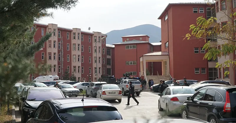 SON DAKİKA… Gümüşhane’de kadın memuru 4 saat boyunca rehin almıştı: Şüpheli hakkında yeni gelişme!