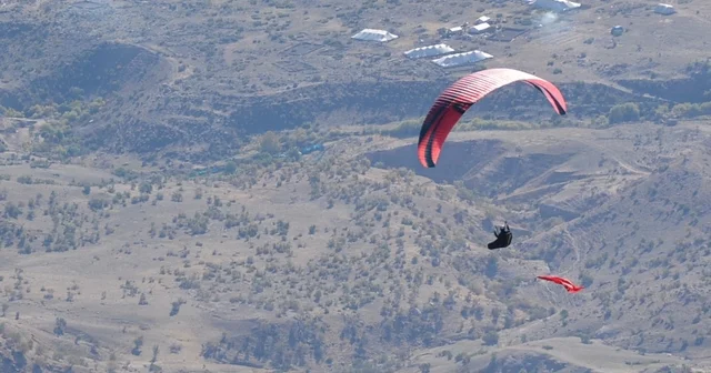Cudi Dağı nda yamaç paraşütü yaptılar; pilotlar Türk bayrağı açtı Şırnak Haberleri