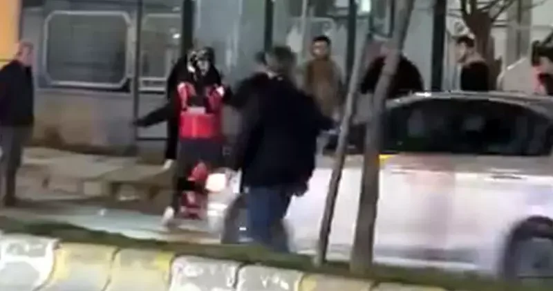 Beylikdüzü’nde motokuryeye laf atan adamı kaskla darbettiler