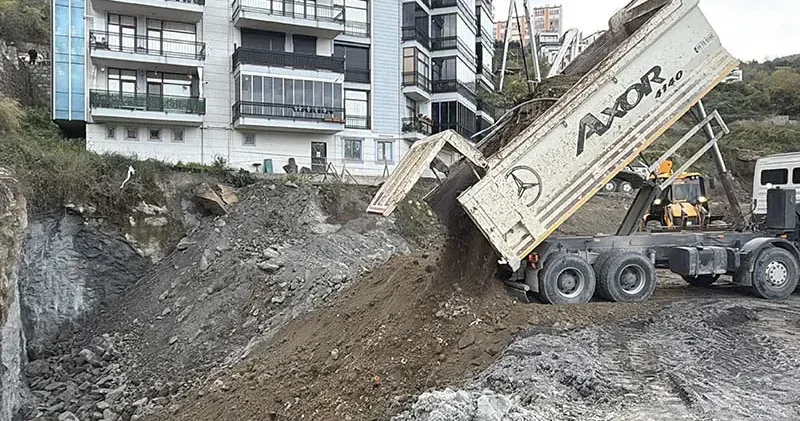 70 kişi tahliye edilmişti; çöken alan toprakla dolduruluyor