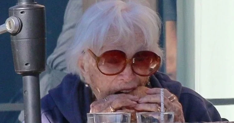 Vaktiyle tek evladını da dostlarını da elinin tersiyle itti... Huysuzluğun bedeli ağır oldu: Efsane oyuncu sokaklarda sıcak bir sohbet arıyor!