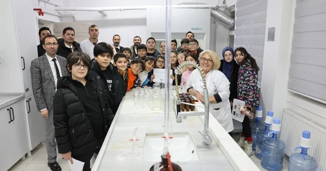 Kars ta öğrenciler laboratuvarda analiz süreçlerini yerinde gözlemledi Kars Haberleri