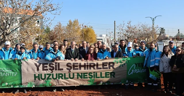 Gaziantep Büyükşehir in YEŞİLANTEP projesi ile şehir merkezi ağaçlanıyor 15 Temmuz Mahallesi nde fidanlar toprakla buluştu Gaziantep Haberleri