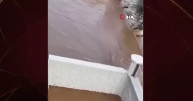 Patlayan su borusu siteyi yuttu!