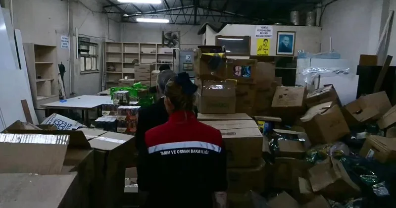 İzmir’de büyük gıda operasyonu: 30 ton tarihi geçmiş gıda ele geçirildi