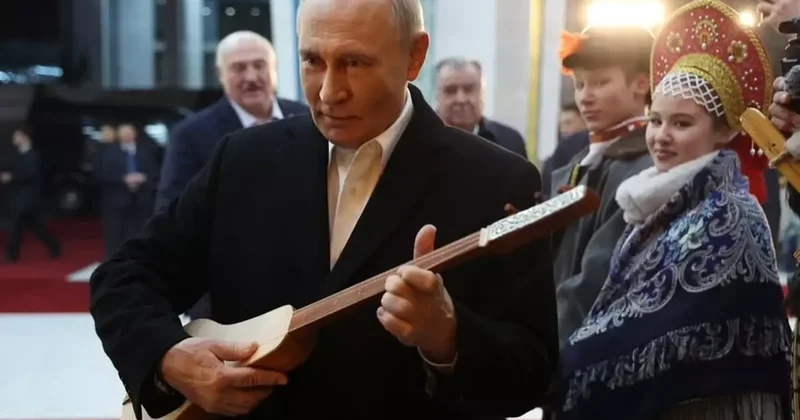 Putin, Kırgızistan da kopuz çalmayı denedi