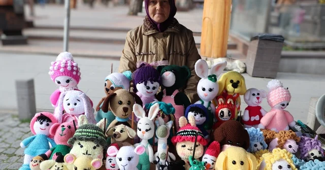 El emeğiyle ördüğü bebekleri satarak ev ekonomisine katkı sunuyor İnternetten ilham alıyor, yabancı turistlerle çeviri uygulaması kullanarak anlaşıyor Bazı modellere internetten bakıp ilham alıyorum Eskişehir Haberleri