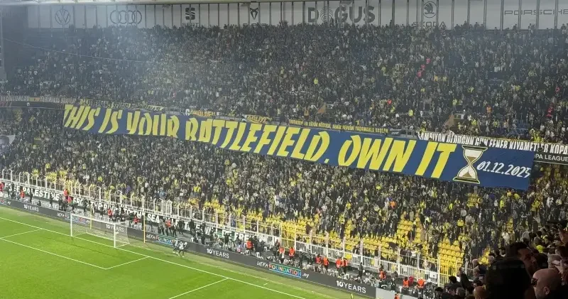 Kadıköy de gündem olan derbi pankartı: Ferencvaros maçı bitmeden açıldı Futbol Haberleri